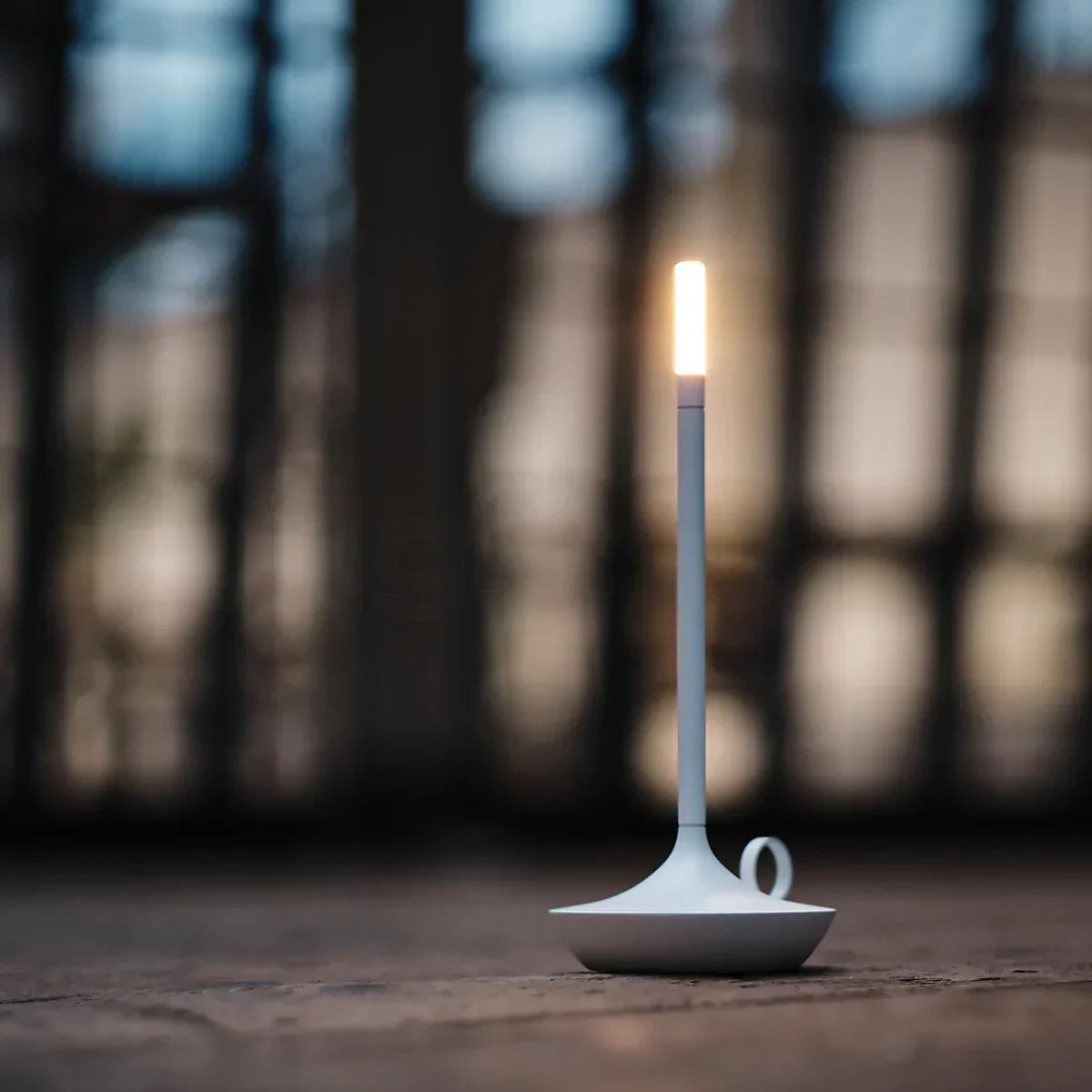 Dekorative Tischlampe – wiederaufladbare Kerzenleuchte mit weichen Kurven