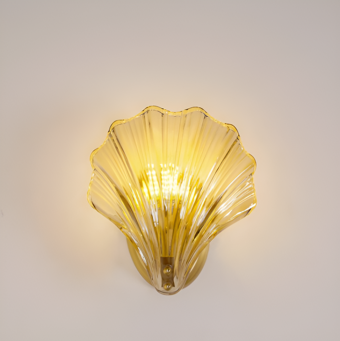 ChicShell - Minimalistische Glasschalen-Wandleuchte mit Druckknopfschalter