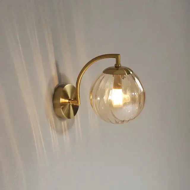 Moderne Wandleuchte aus gehärtetem Glas