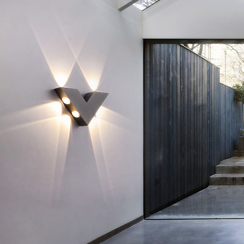 Moderner minimalistischer V-förmiger Dreiecks-Aluminium-Glas-LED-Wandlampe für den Garten