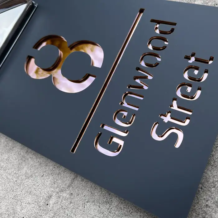 GlowSign - Personalisierte Hausnummer - mit Solarenergie beleuchtet | 50% RABATT