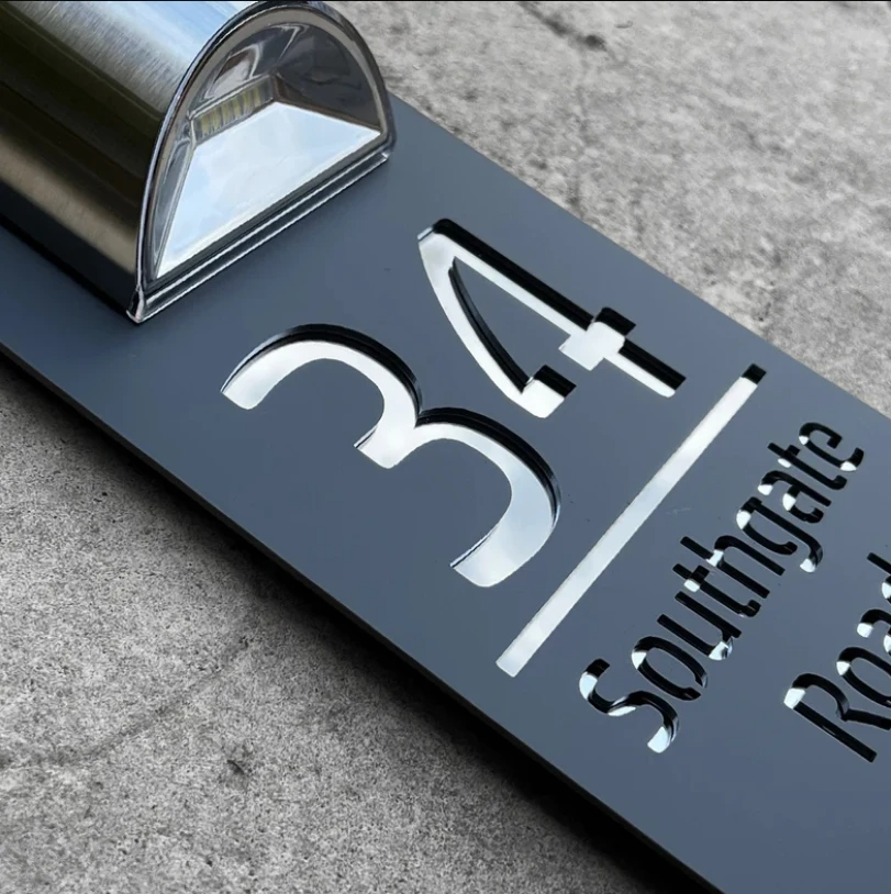 GlowSign - Personalisierte Hausnummer - mit Solarenergie beleuchtet | 50% RABATT