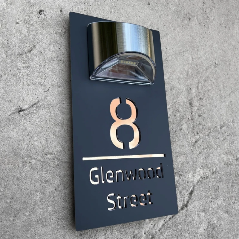 GlowSign - Personalisierte Hausnummer - mit Solarenergie beleuchtet | 50% RABATT