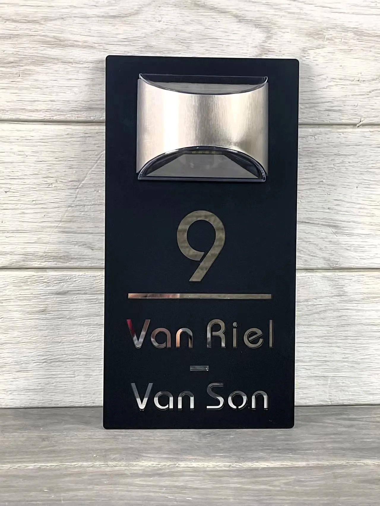 GlowSign - Personalisierte Hausnummer - mit Solarenergie beleuchtet | 50% RABATT