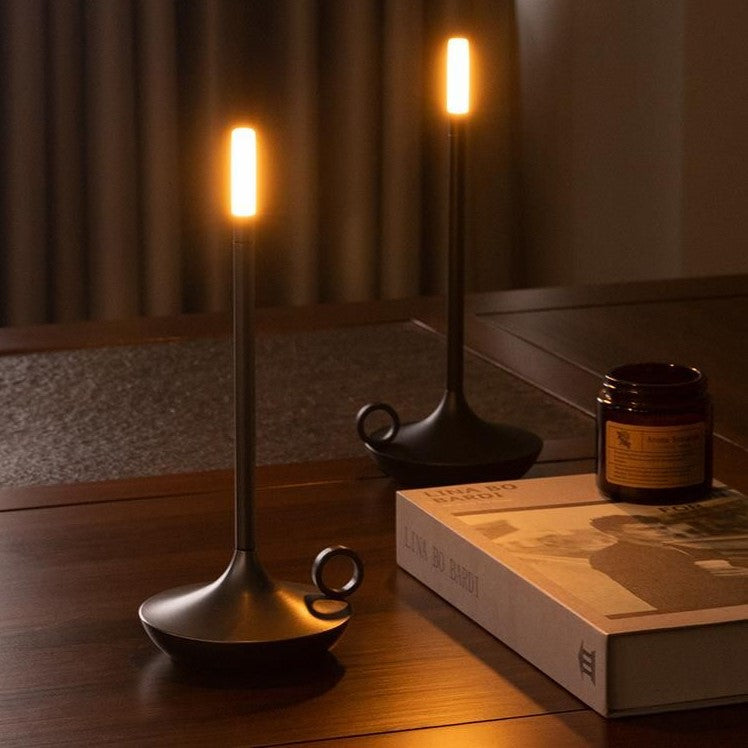 Dekorative Tischlampe – wiederaufladbare Kerzenleuchte mit weichen Kurven