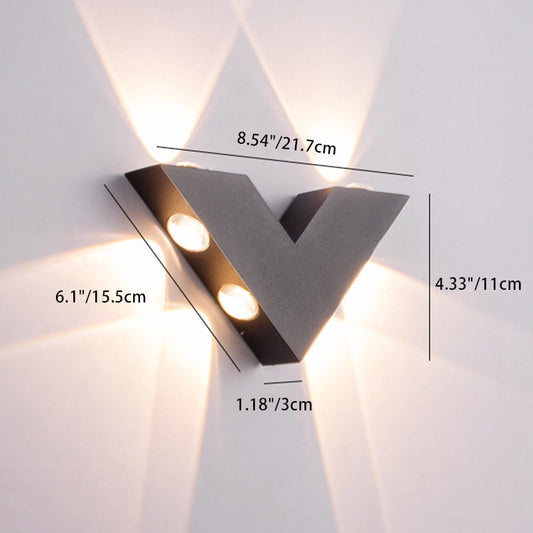 Moderner minimalistischer V-förmiger Dreiecks-Aluminium-Glas-LED-Wandlampe für den Garten
